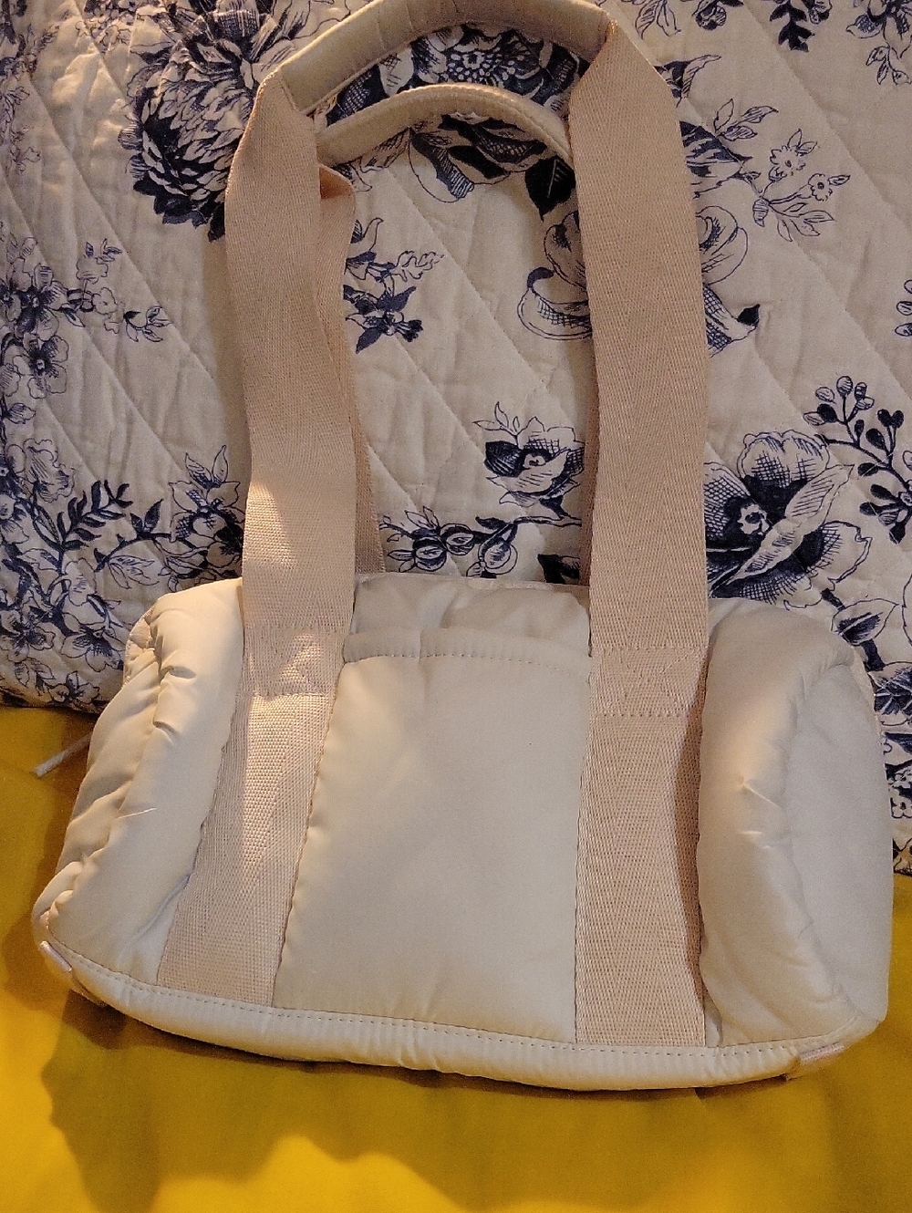 Le Sportsac off-white Puffer handbag w 2 canvas handles, double zipper